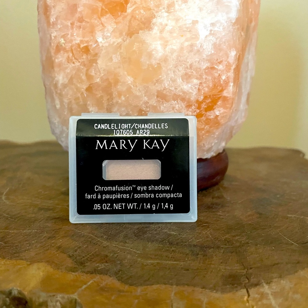 Mary Kay Chromafusion eye shadow. Shade: Candelight.